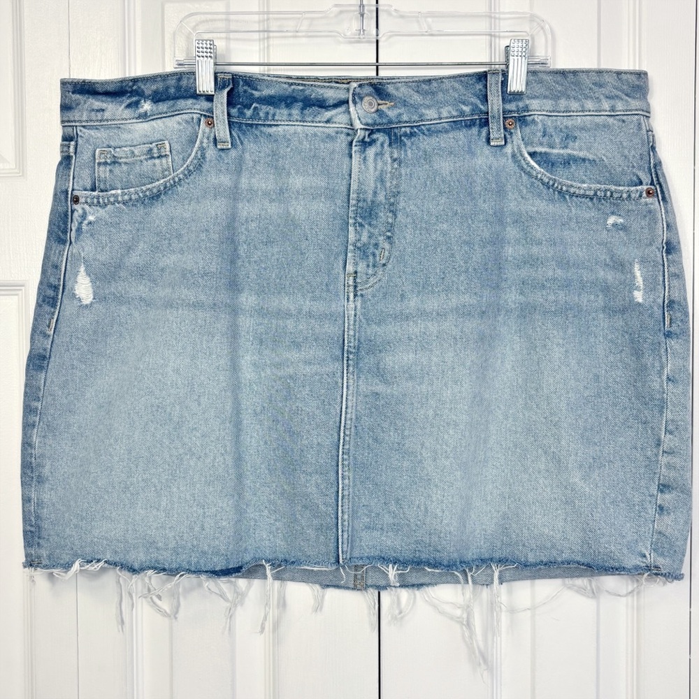 Old Navy Light Wash Blue Denim Distressed Mid-Rise Mini Jean Skirt 20